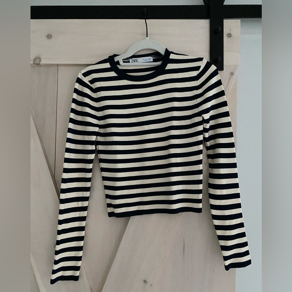 Zara woman’s Navy and Cream Striped cropped top Long Sleeve Size S